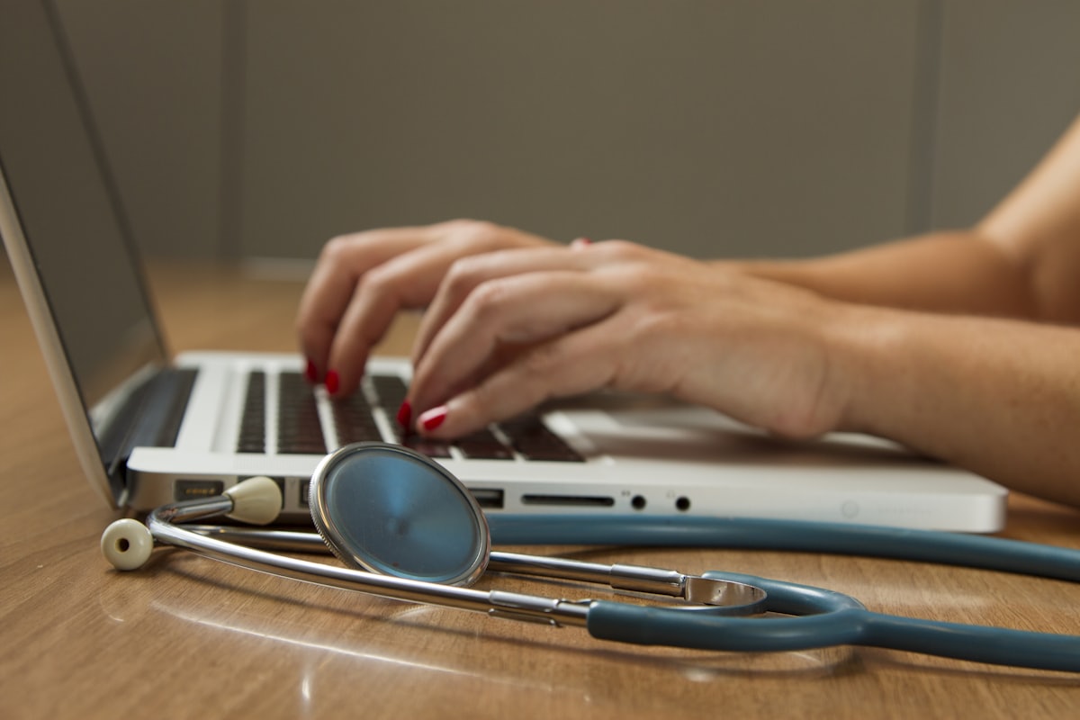 Una persona gestionando su información de salud de forma segura